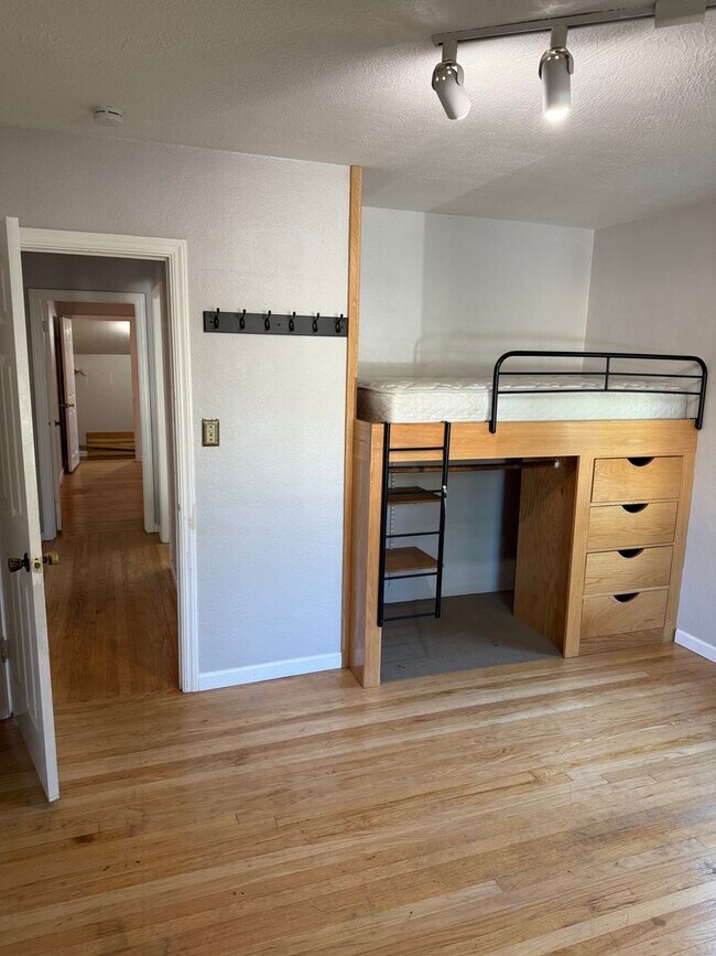 Building Photo - 3-bedroom, 2-bathroom home located in the ...