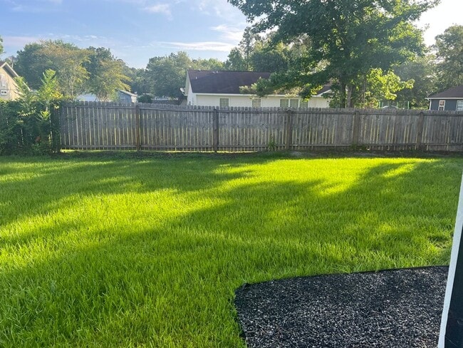 Building Photo - Pristine 4BR/2BA Available Immediately