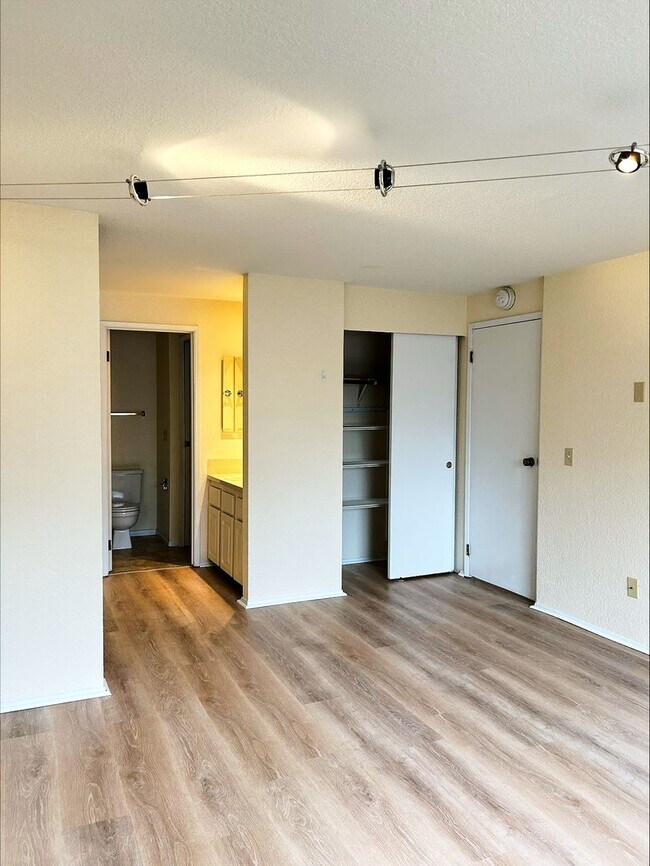 Building Photo - 2 Bedroom 1.5 Bath Condo Renton - 1 Carpor...