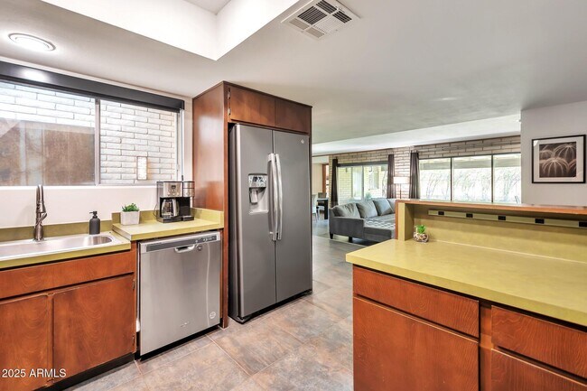 Building Photo - 2115 E Balboa Dr