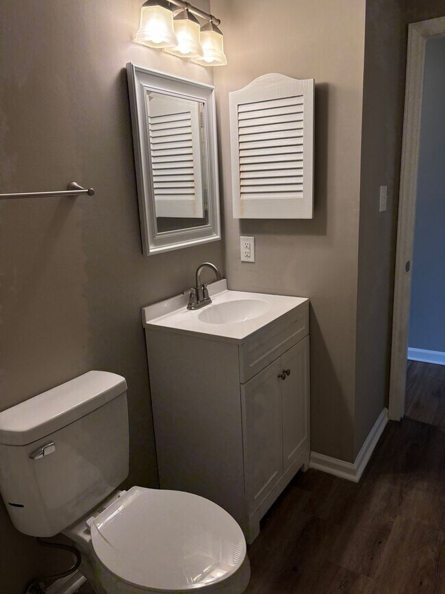 Building Photo - Beautiful 2 story townhome available in Asheboro!