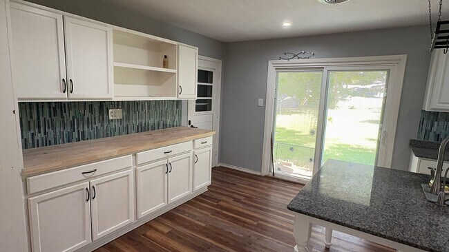 Building Photo - 3-bedroom 1-bathroom house!