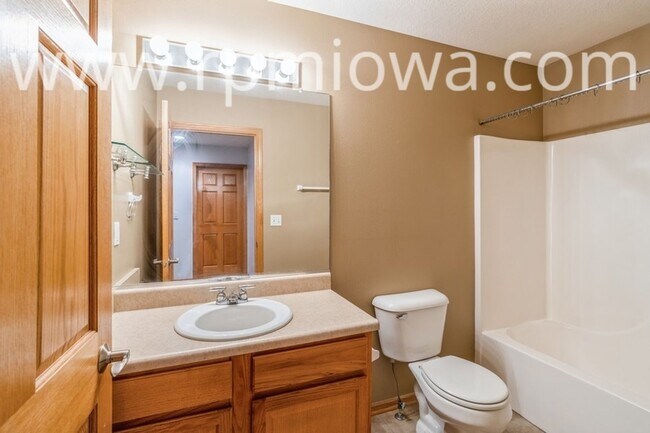 Building Photo - UPDATED TOWNHOME!! 2 Bedroom, 2.5 Bath in Ankeny