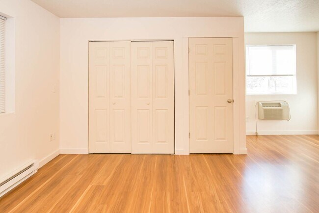 Building Photo - 1906 S 14th St W