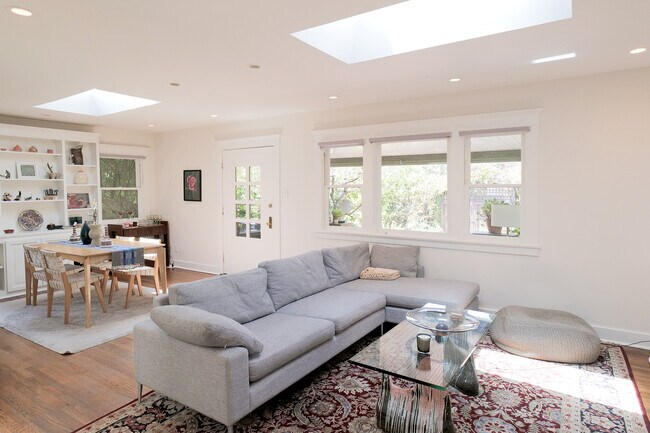 Livingroom/dining room - 1124 Manzanita St