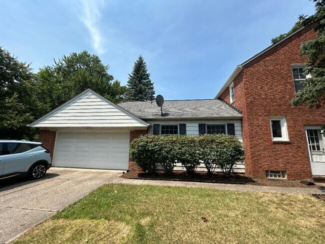 Building Photo - Spacious Colonial For Rent in Lyndhurst