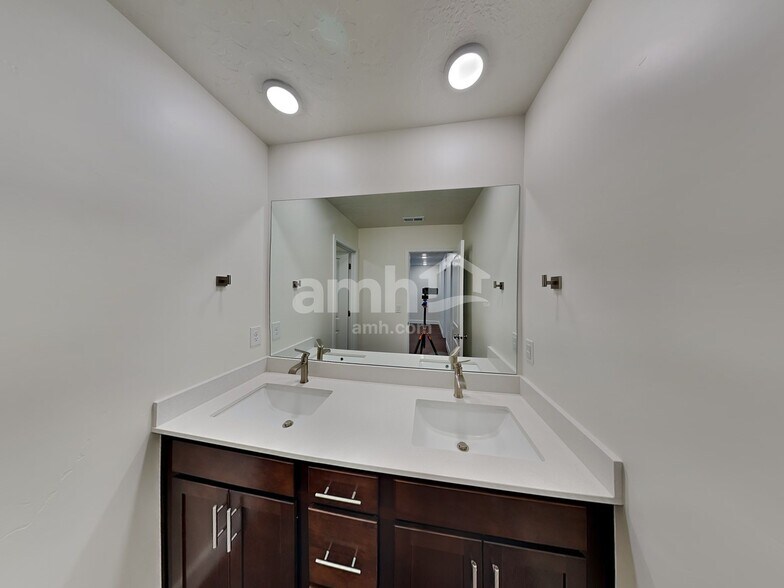 Building Photo - 6776 Silver Creek Dr