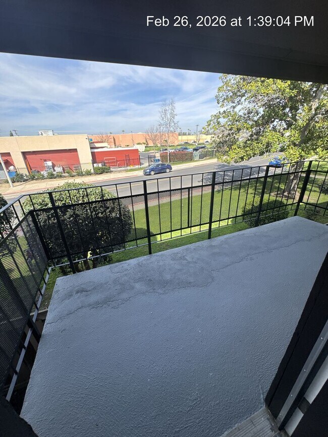 Building Photo - $500 off 1st months rent!  Upstairs unit available now!