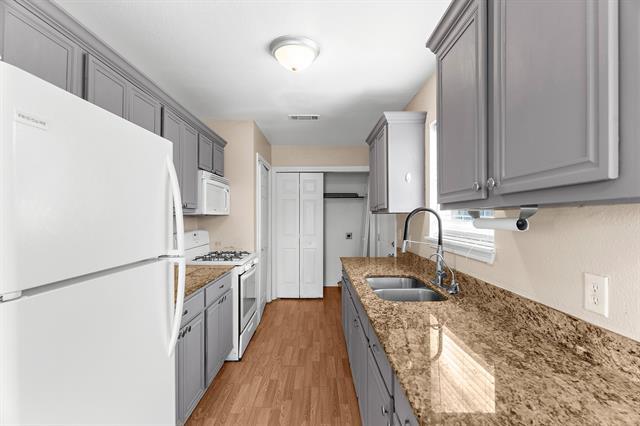 Building Photo - 1702 Manor Garden Mnr