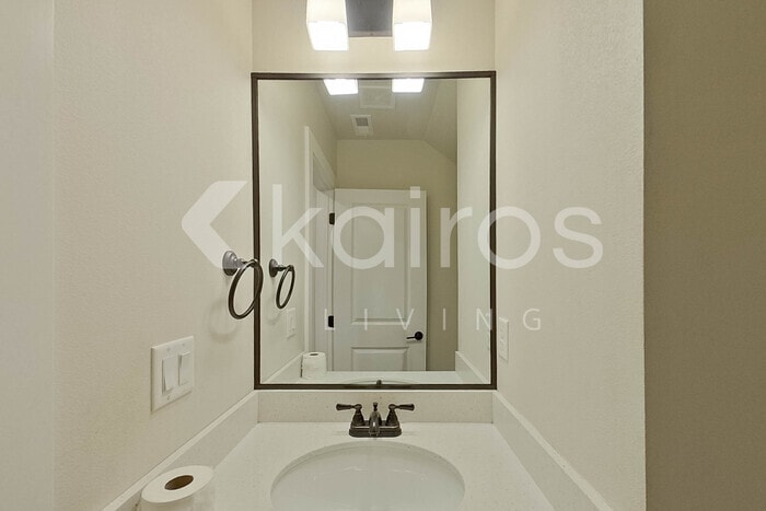Building Photo - 6918 Bluebell Ct