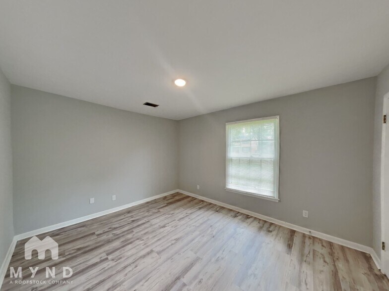 Building Photo - 1305 19th Ave SW