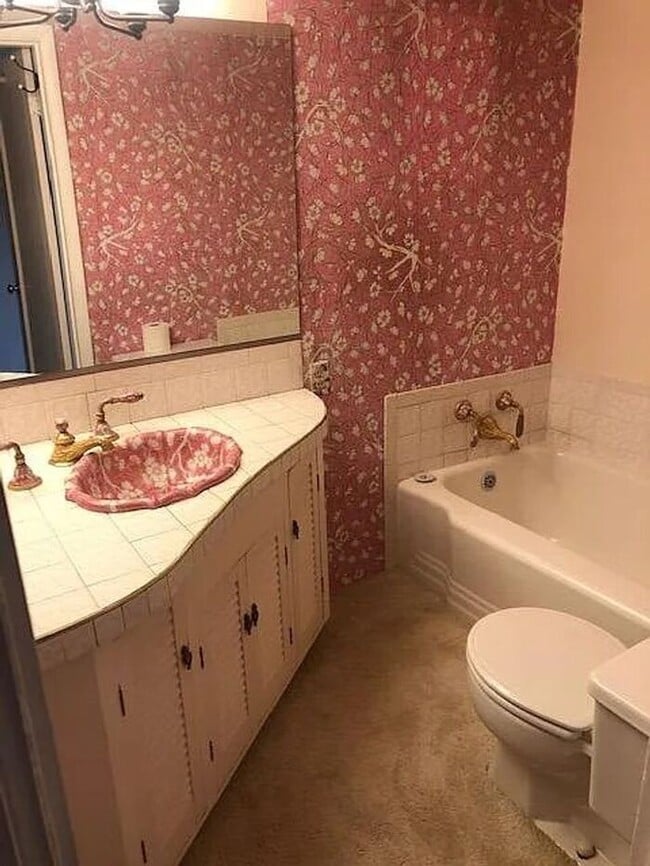 Building Photo - WATERFRONT Gravelly Lake Large 4 Bedroom Home in Lakewood!