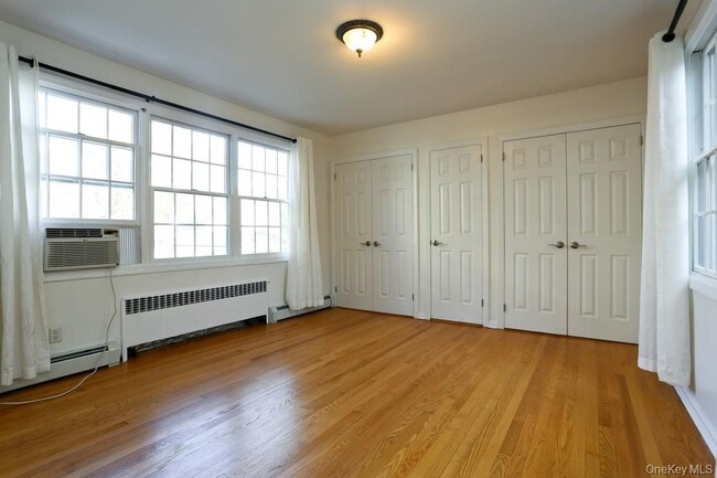 Building Photo - 215 Maple Ave