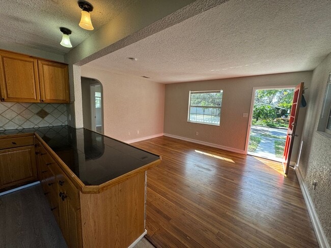 Building Photo - Fenced in four bedroom house near beautiful Gulfport