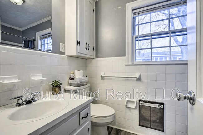Building Photo - 144 Parkwood Cir