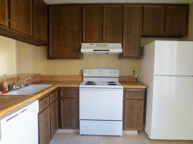 Building Photo - **Half off first month's rent** Spacious 1 bedroom overlooking pool and spa in La Mesa!