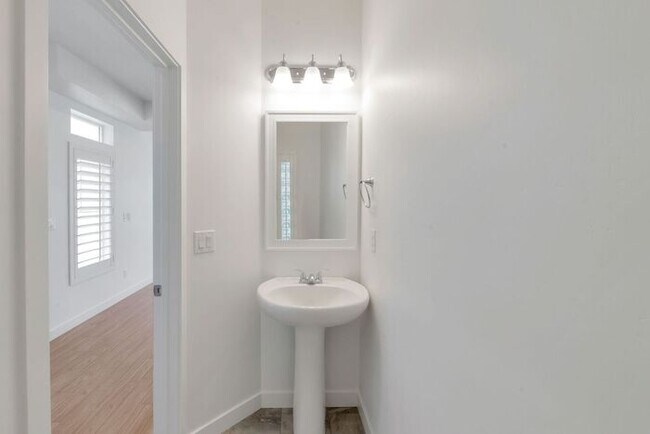 Building Photo - Like New Chic, Modern Spotless w 2 car attached