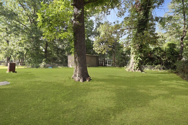 Building Photo - Settle Into Comfort in This Charming 3-Bedroom Home in Larchmont Estates