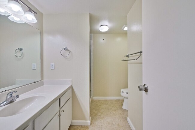 Building Photo - Reduced-Beautiful 3 bedroom 2 bath Single Family Home $4395
