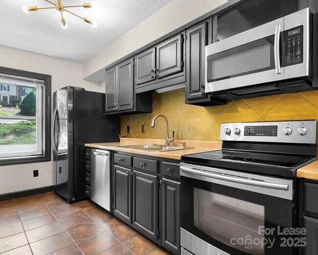 Building Photo - 2705 N Center St