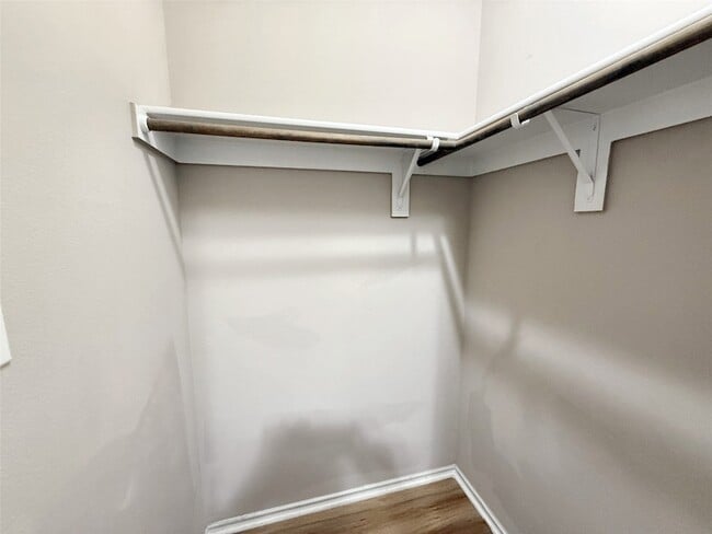 Building Photo - 512 E Hazelwood St