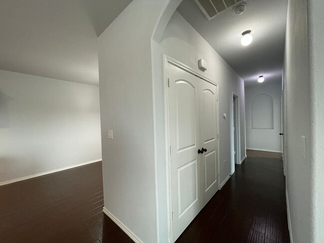 Building Photo - Single story townhome for rent