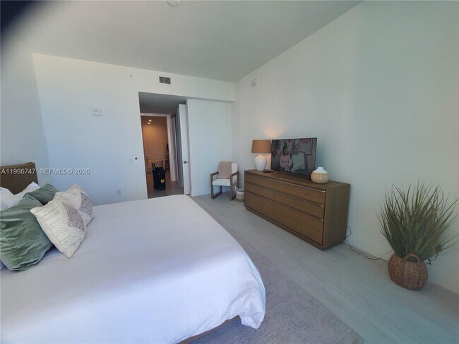 Building Photo - 17550 Collins Ave