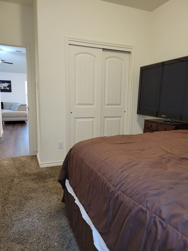 Building Photo - Open floor plan & small pets allowed! 3BD/...
