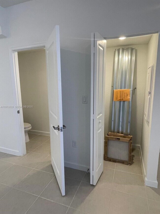 Building Photo - 1066 SE 2nd St