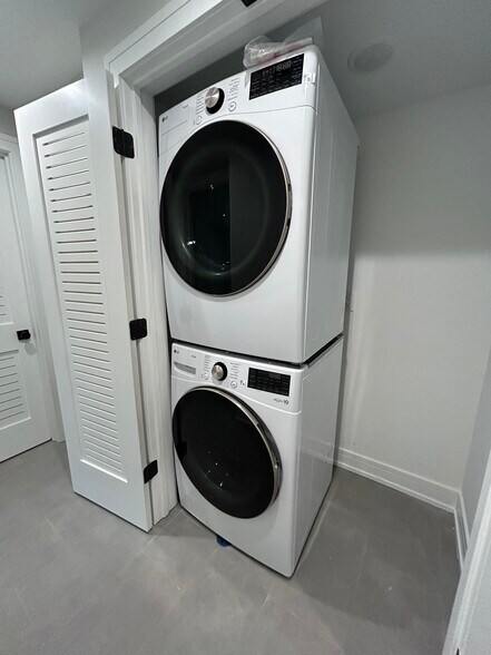 Building Photo - 858 N Paulina St