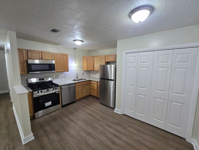 Building Photo - Remodeled 2 Bed 1 Bath Duplex for Lease!!