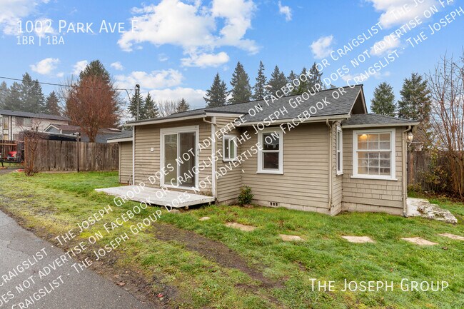 Building Photo - 1002 Park Ave E