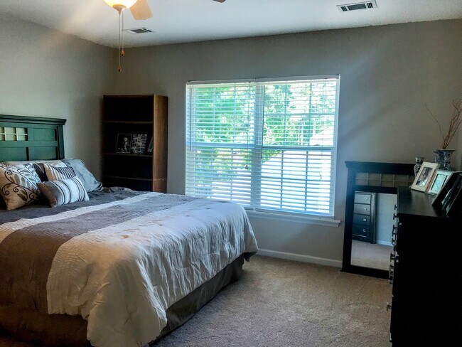Building Photo - Available now! Evans Home in Greenbrier School District!