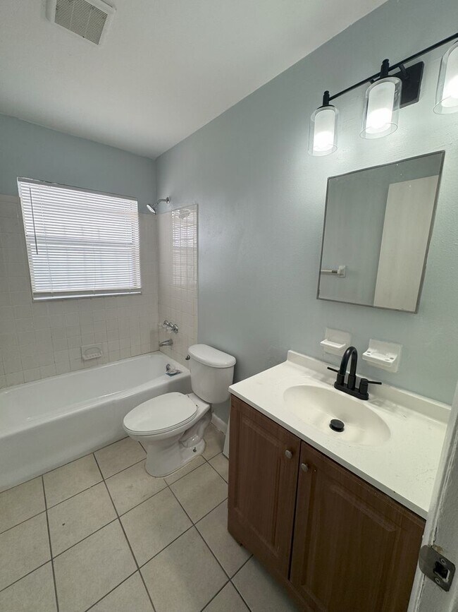 Building Photo - Charming Three Bedroom One Bathroom House ...