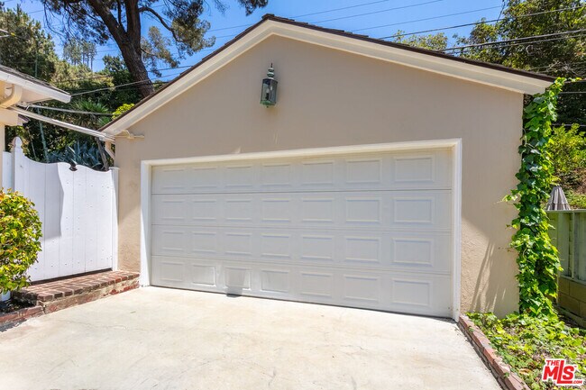 Building Photo - 1876 Roscomare Rd