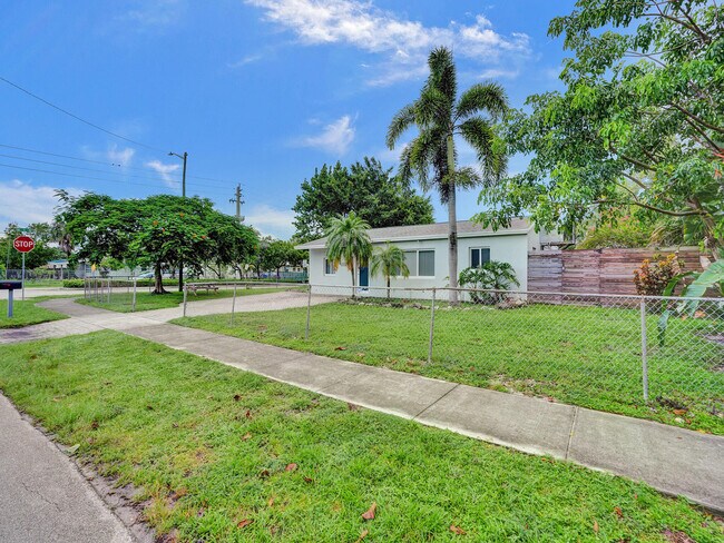 Building Photo - 601 NE 59th Ct