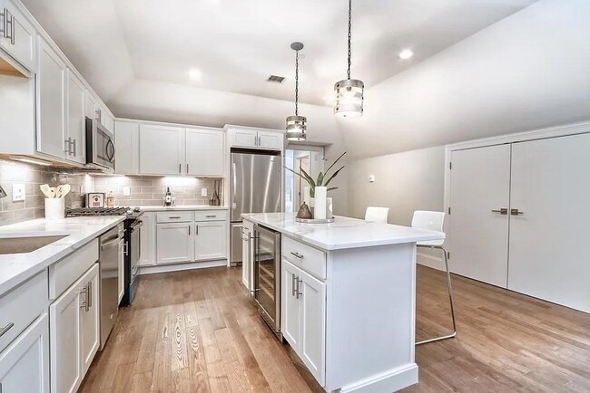 Building Photo - 7 Hillside Ave