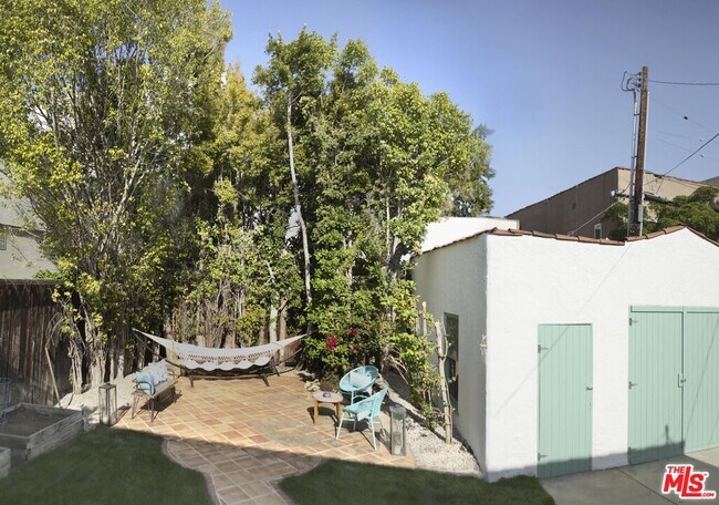 Building Photo - 146 N La Peer Dr