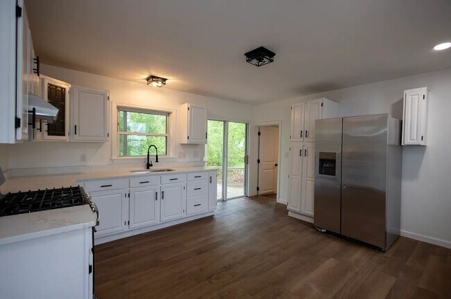 Building Photo - Beautifully renovated home
