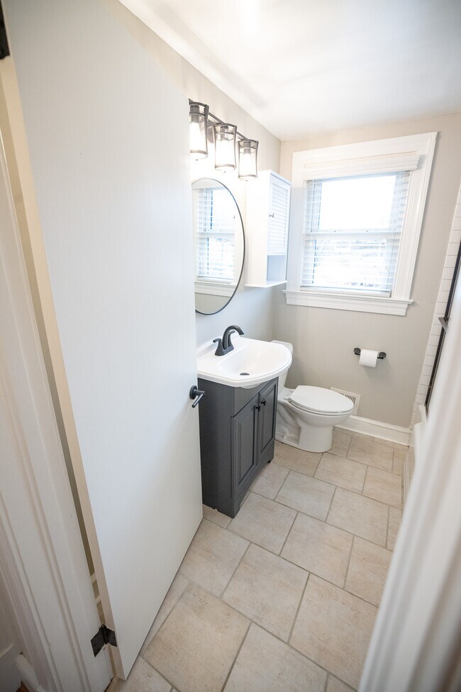 Second floor bathroom - 1210 Mowbray Pl