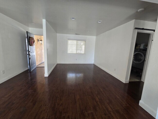 Building Photo - 3 BR 2 BA Available Now