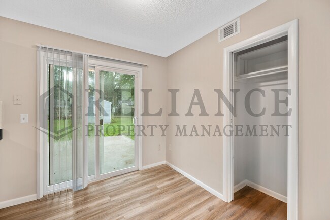 Building Photo - 2322 S Vine St