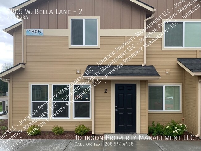 Building Photo - Newer Townhome Style living close to all o...