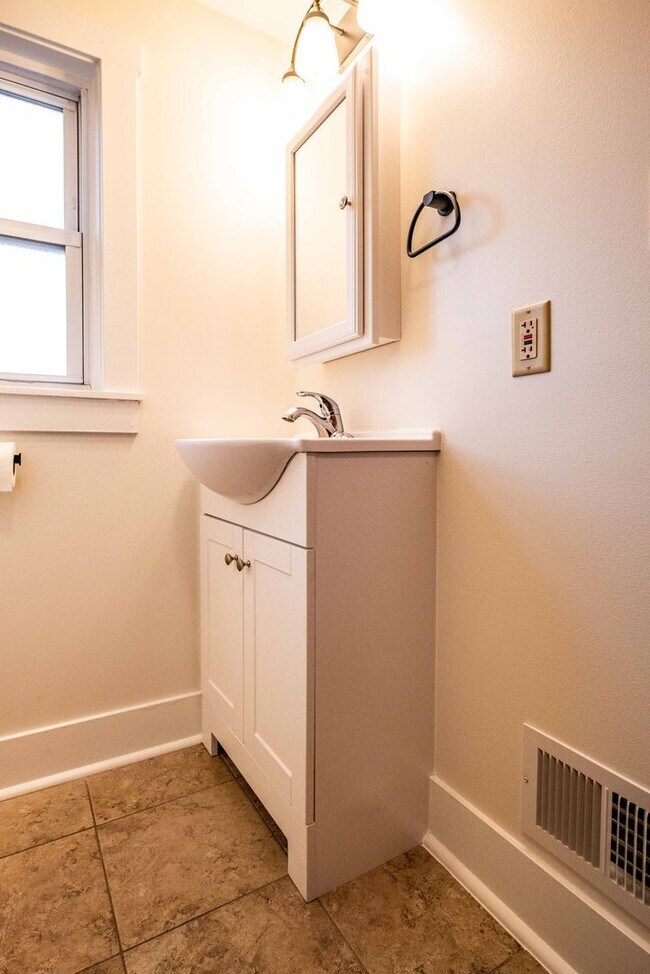 Building Photo - SCORE 50% OFF 1ST MONTH'S RENT IF SIGNED BY DEC 19! Gorgeous 3 bedroom home in Scott Township ava...