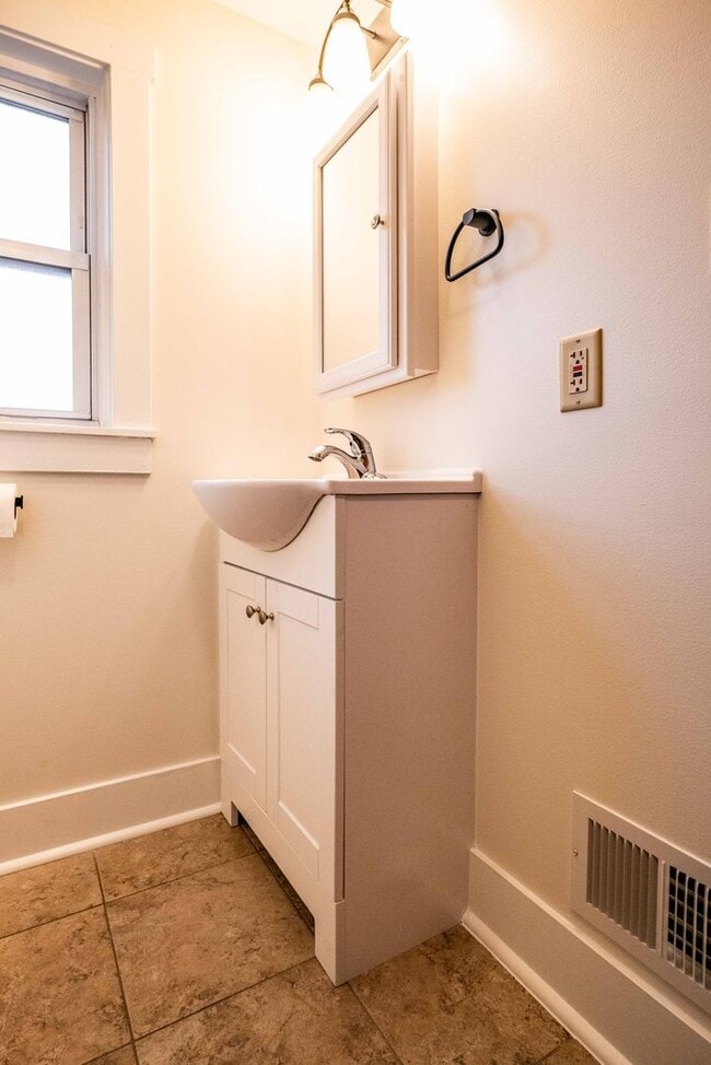 Building Photo - SCORE 50% OFF 1ST MONTH'S RENT IF SIGNED BY JAN 16! Gorgeous 3 bedroom home in Scott Township ava...