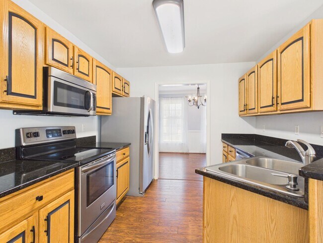 Building Photo - Gorgeous 3 Bedroom Single Family