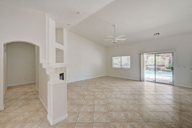 Building Photo - Beautiful 3 Bedroom Single Story Home in A...