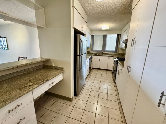 Building Photo - Yacht Harbor Towers- Diamond Head towers-9th floor-Marina/ocean views.