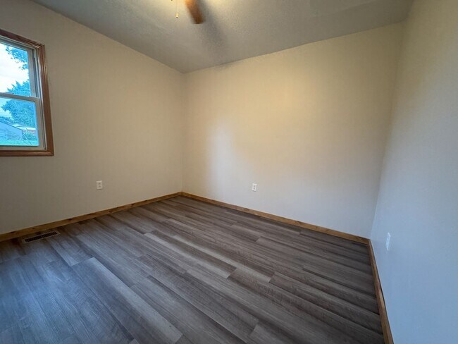 Building Photo - 3 Bedroom House, Clinton