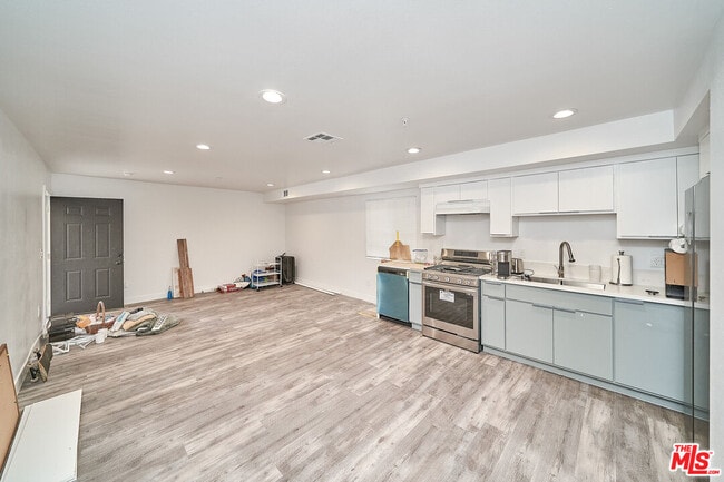 Building Photo - 601 1/4 W 41st Pl